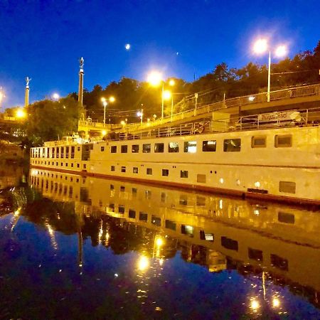 Отель Florentina Boat Прага Экстерьер фото